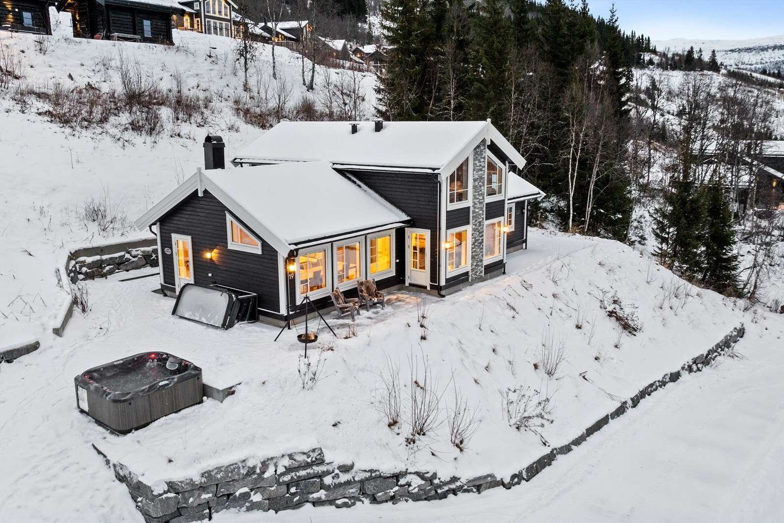 Hytta er oppført i 2019 med 5 soverom, 2 bad, stove/kjøkken i opa løysing, toalettrom og vaskerom. Galleribilde