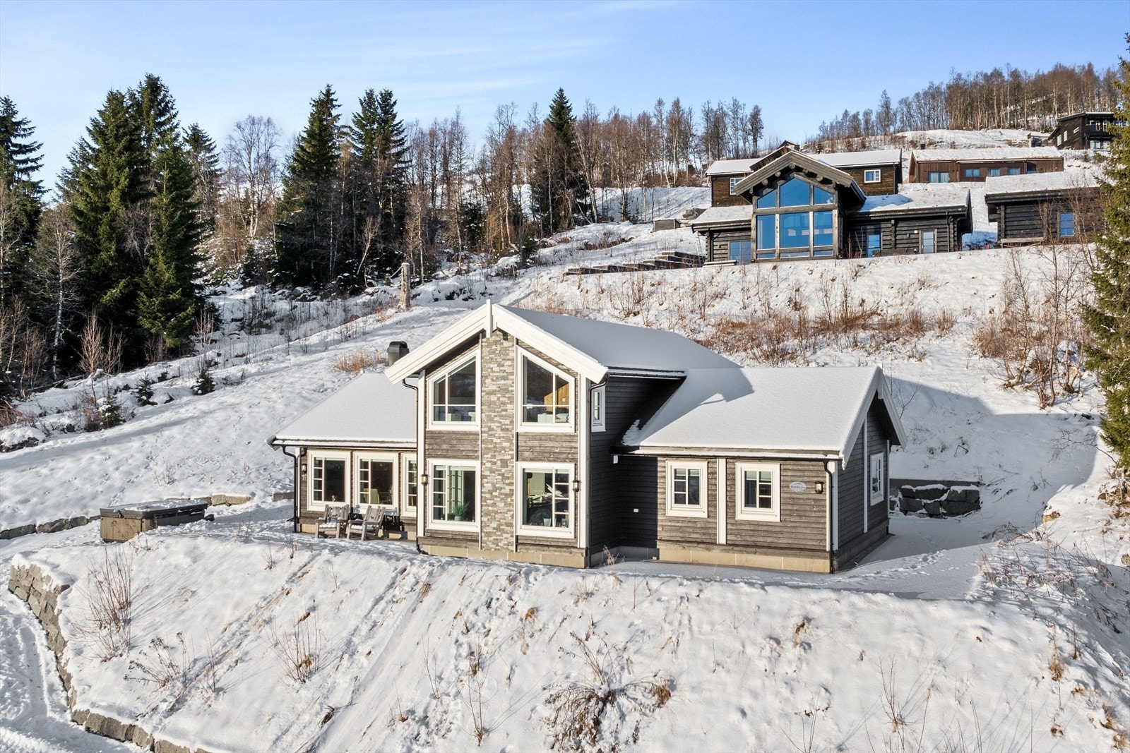 Eigedomen har grusa innkøyring og biloppstillingsplass til fleire bilar. Ein har og mulegheit til å byggje anneks på tomta Galleribilde