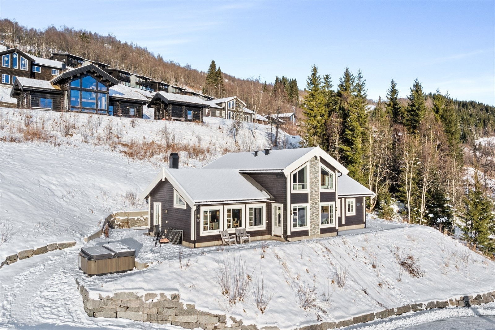 Hytta ligg sydvendt med god utsikt og bra solforhold. Galleribilde