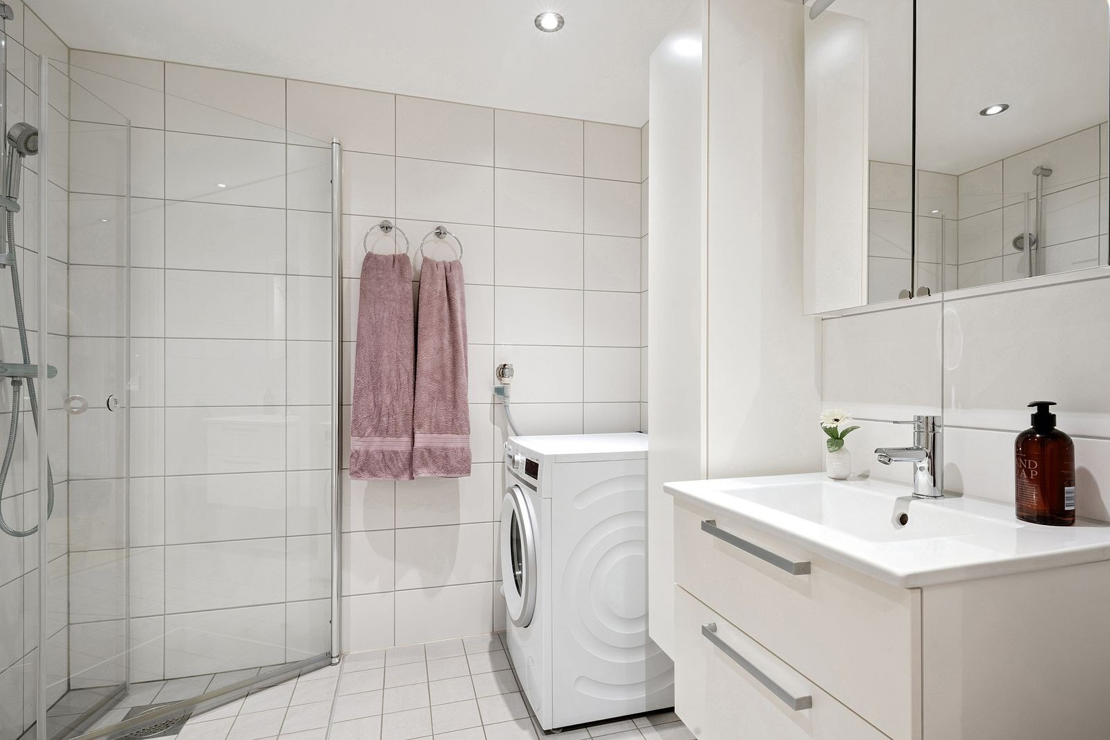 Pent, flislagt bad. Varme i gulv. Vaskemaskinen medfølger Galleribilde