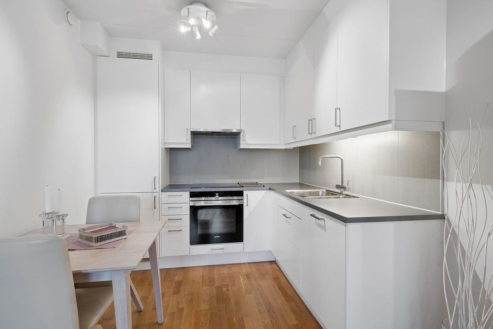 Moderne kjøkken med integrerte hvitevarer Galleribilde