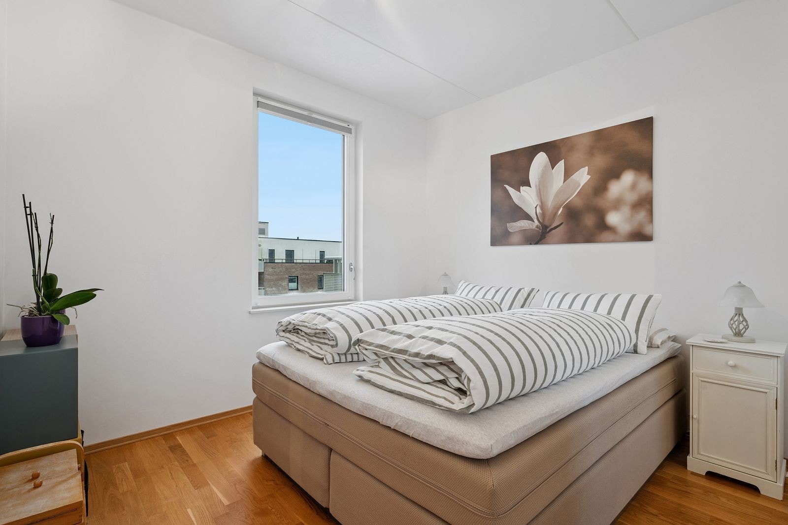 Soverom. Her er det stor skyvedørsgarderobe til høyre i rommet Galleribilde