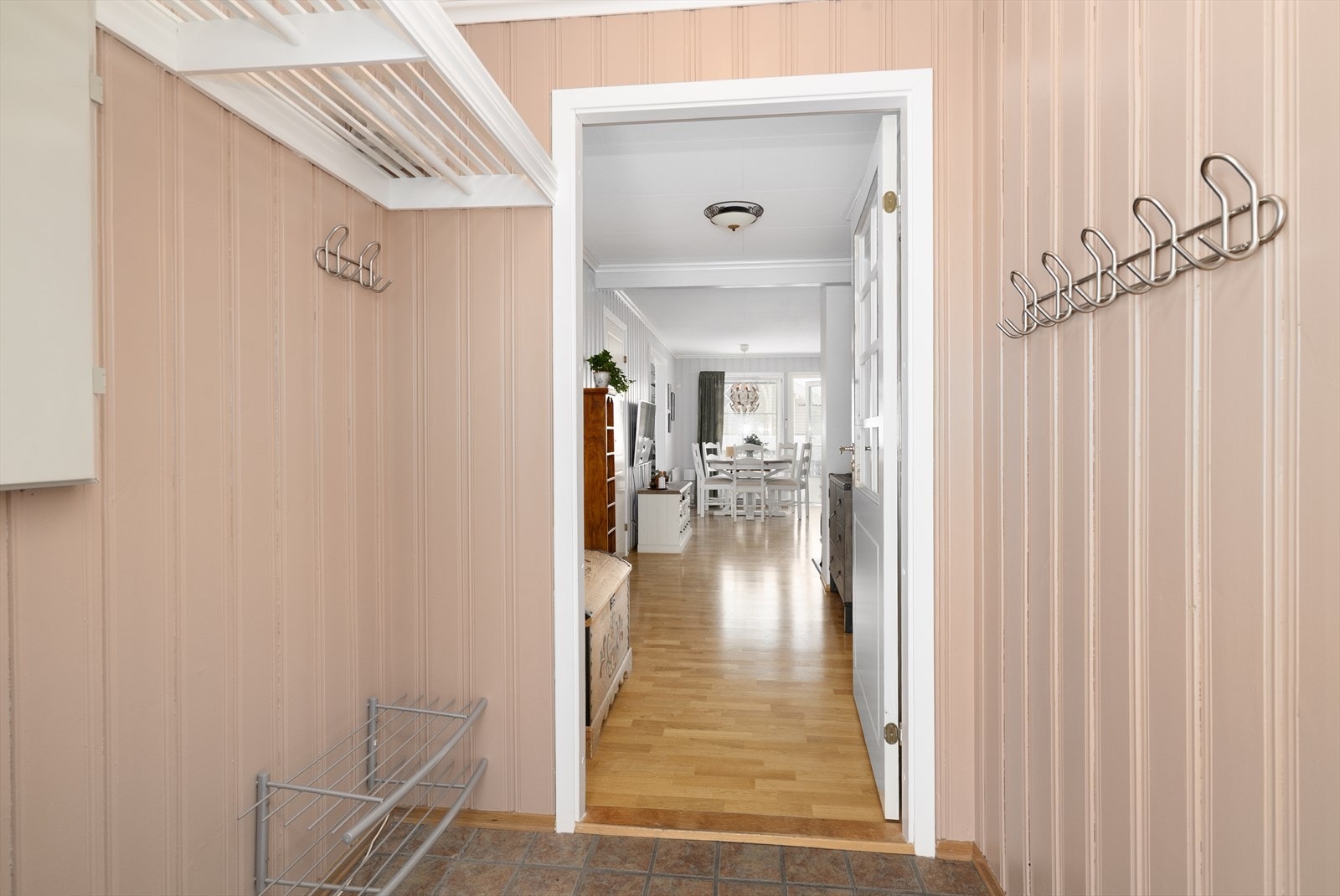 Med adkomst fra det hyggelige inngangspartiet kommer man inn i boligens gangarealer, hvor vindfanget har god plass til sko- og ytterklær. Galleribilde