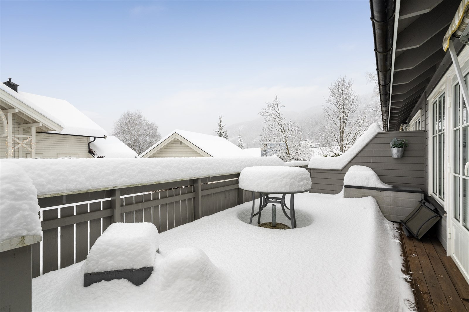 Terrassen er fint skjermet med skillevegg mot naboen, og har både utelys og el-stikk. Galleribilde