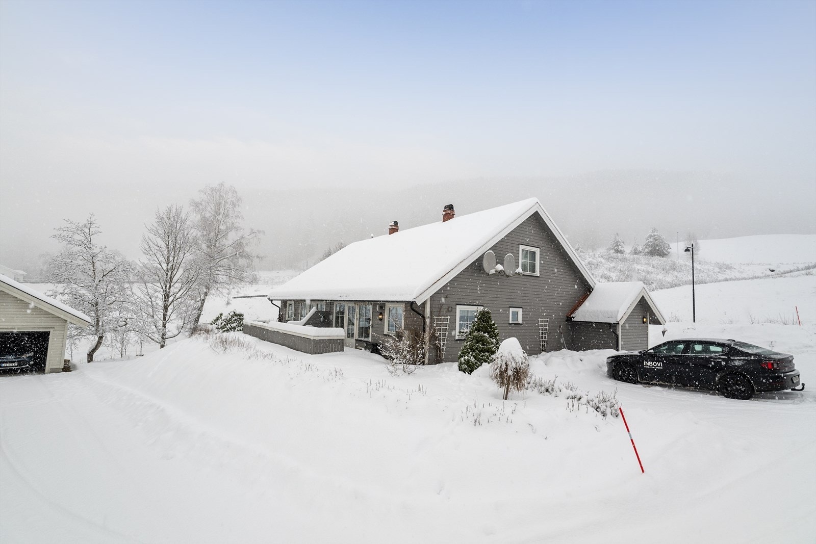 Fra terrassen er det adkomst til en liten hage med plen og prydbusker som er fint innrammet med hekkbeplantning. Galleribilde