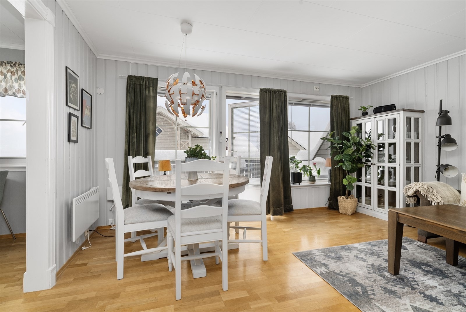 Over stuevindu er det montert markise for solskjerming. Galleribilde