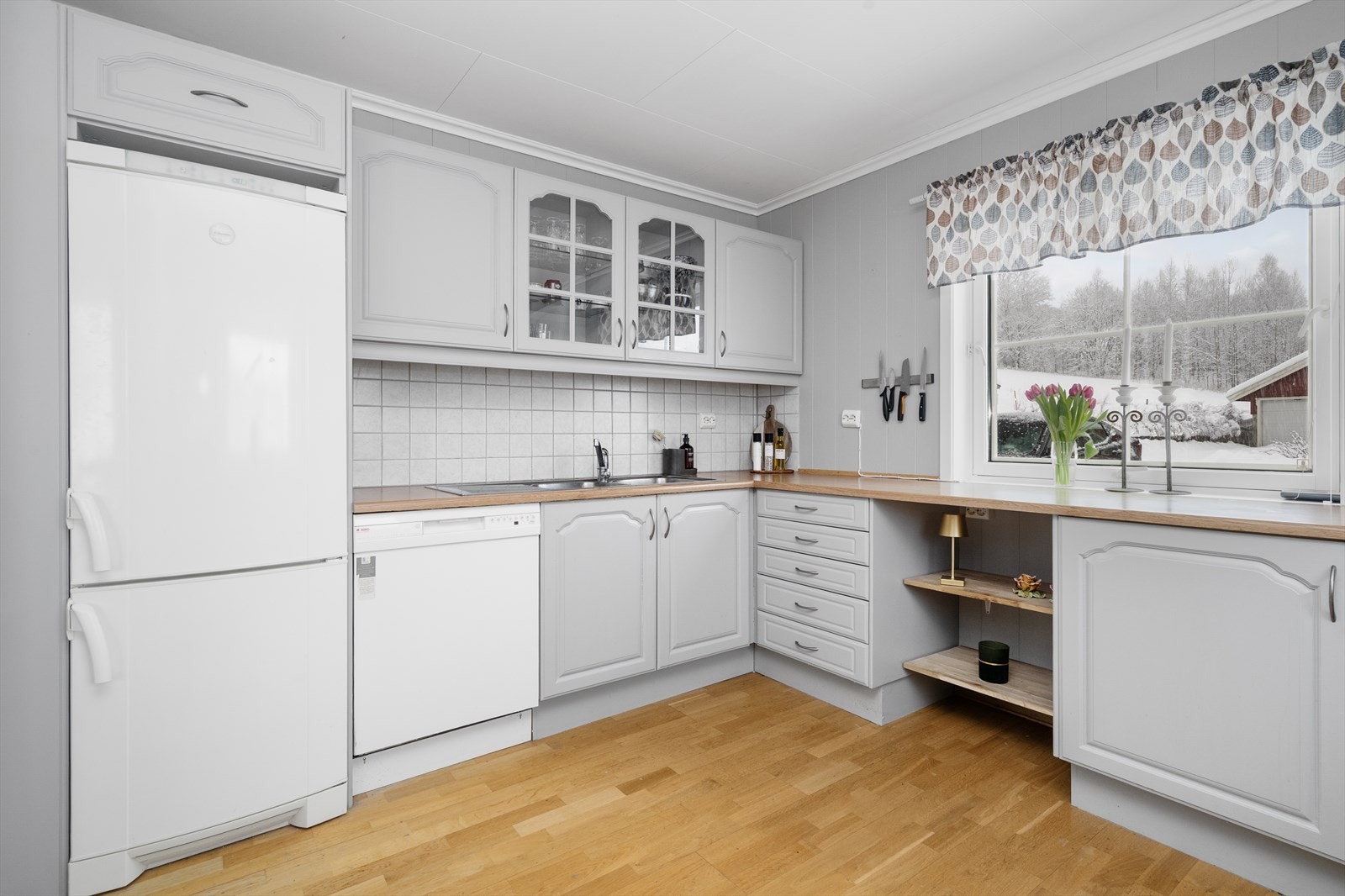 Det store vinduet over benken gir godt arbeidslys til benkeplatene. Galleribilde