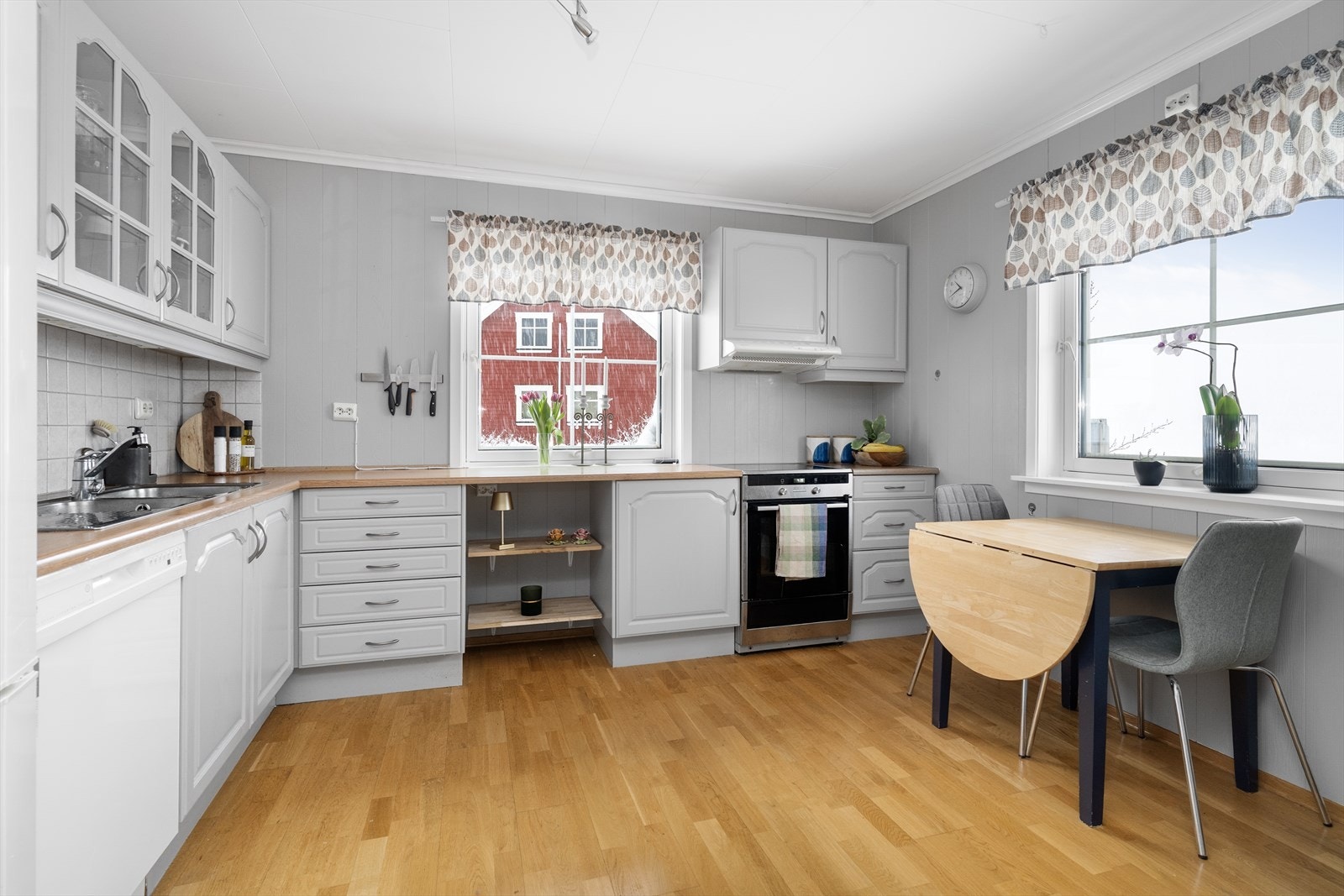 Kjøkkenet har god oppbevaringsplass i skuffer og skap, og det er gode arbeidsflater på laminerte benkeplater. Galleribilde