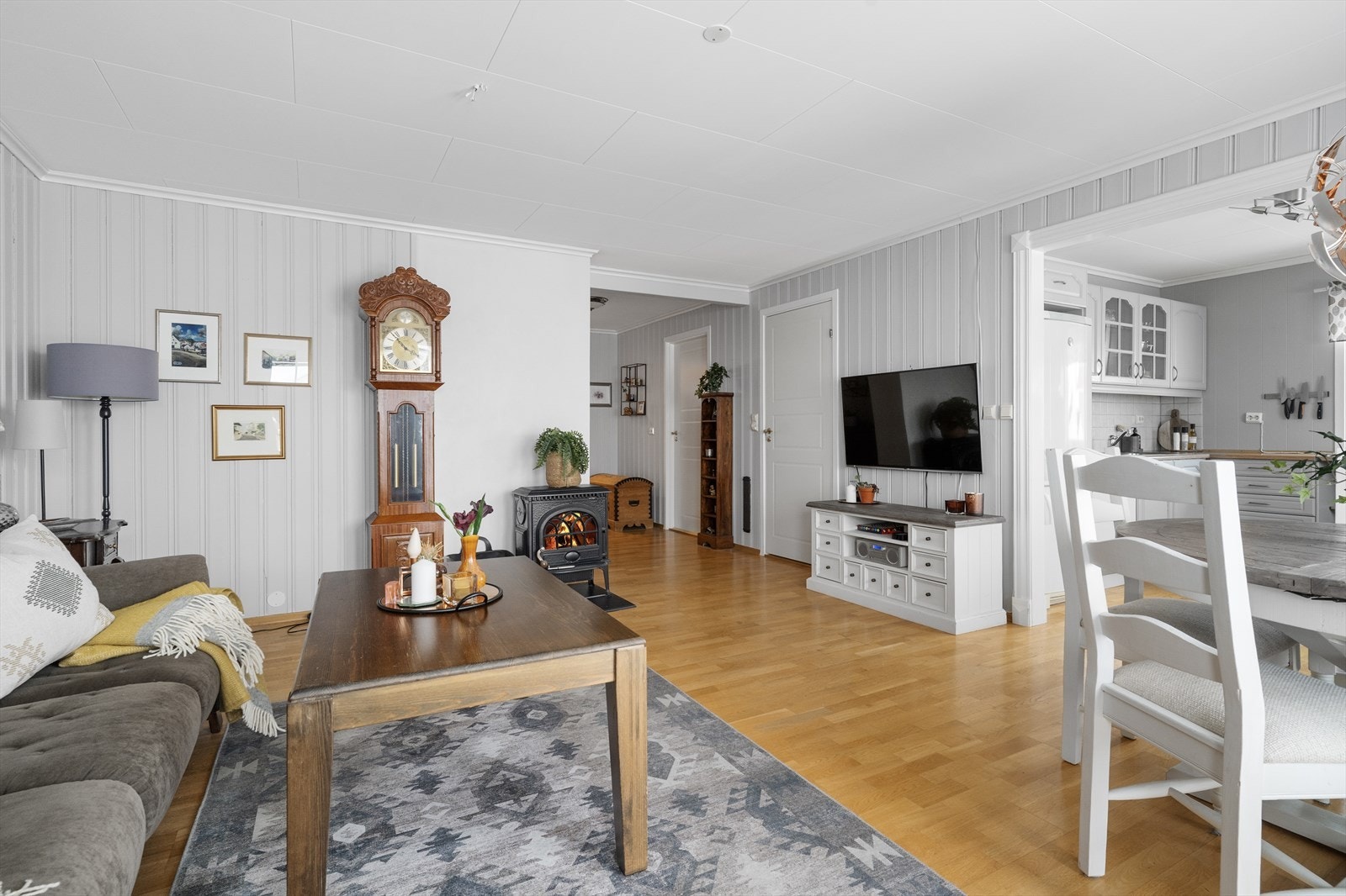 Sentralt i stua er det installert vedovn med glassfelt som gir lun varme på kjølige dager. I tillegg er det installert varmepumpe for en jevn og behagelig varme. Galleribilde