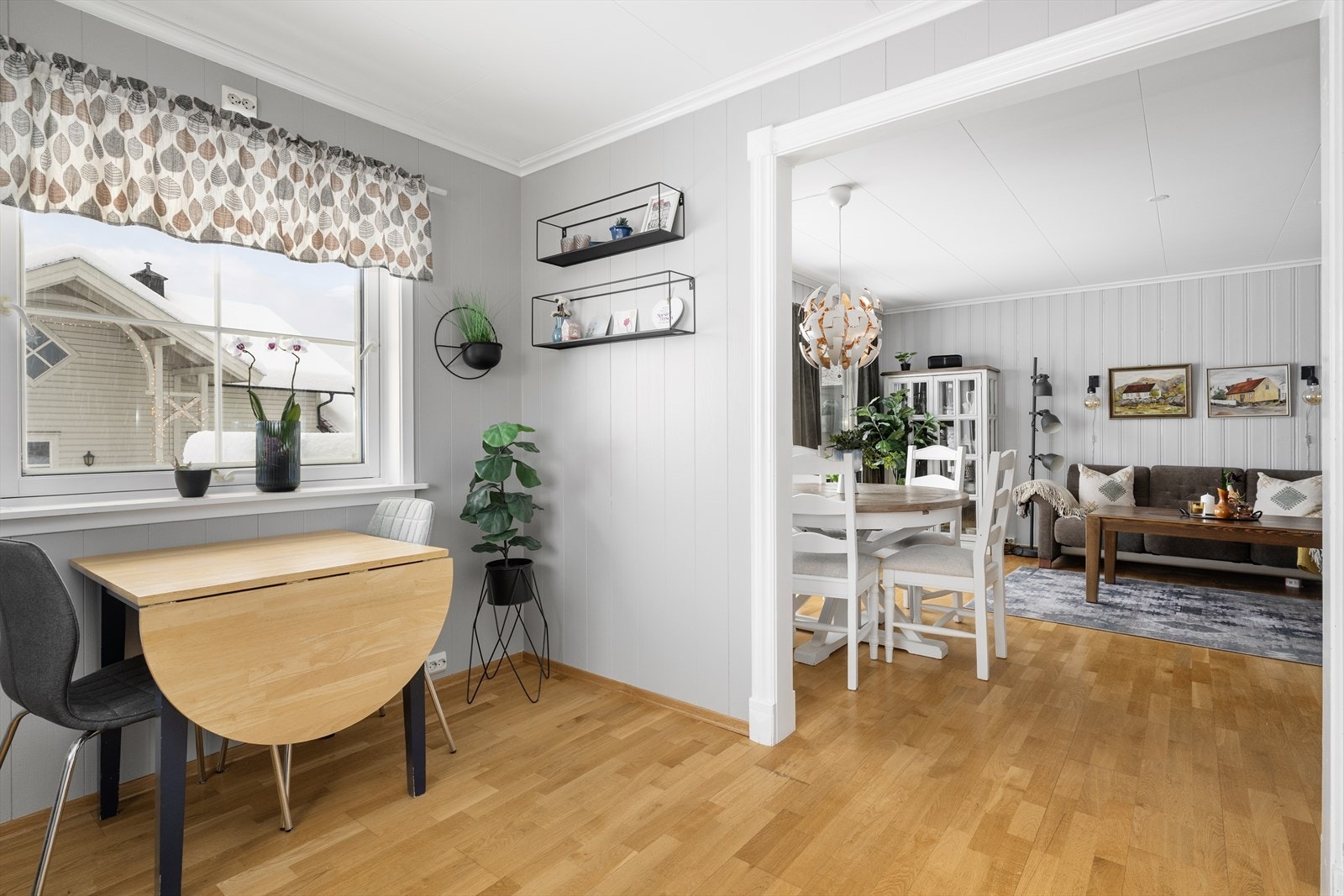 Kjøkkenet ligger i delvis åpen løsning inn mot stua, og har en koselig spiseplass ved vinduet. Galleribilde