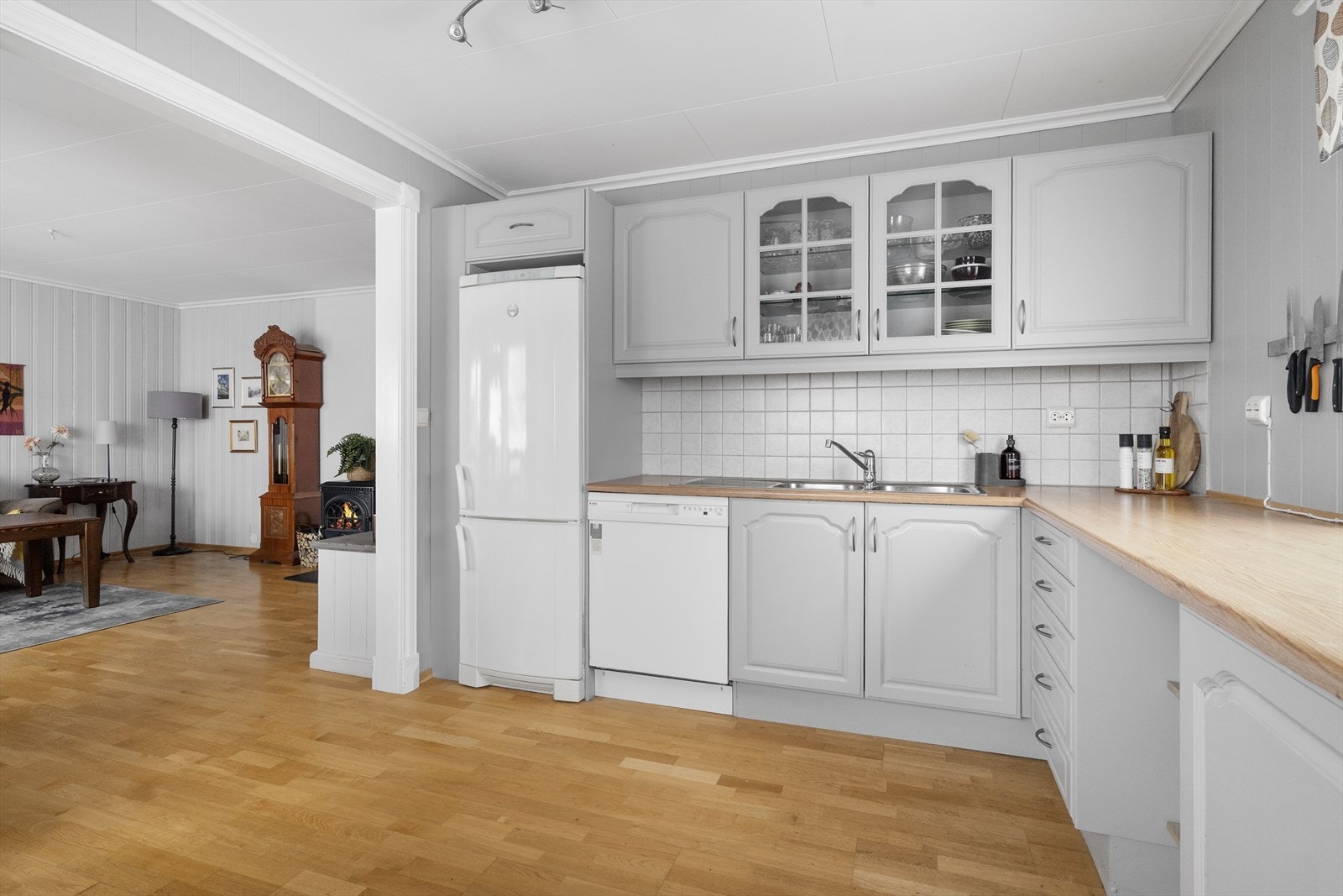 Kjøkkenet har avsatt plass til frittstående hvitevarer som oppvaskmaskin, komfyr og kjøl/fryseskap, og over kokesonen er det ventilator med avtrekk ut. Galleribilde