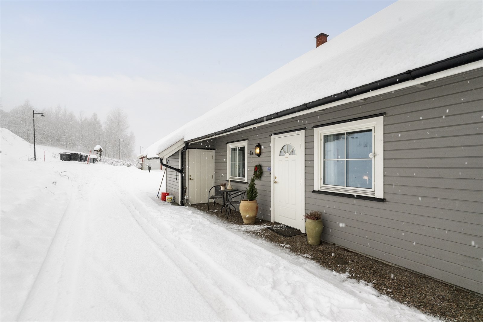 I forkant av boligen er det et hyggelig inngangsparti med plass til utemøbler, hvor morgenkaffen kan nytes i sommerhalvåret. Inntil inngangspartiet er det en kjekk sportsbod med god lagringsplass. Galleribilde