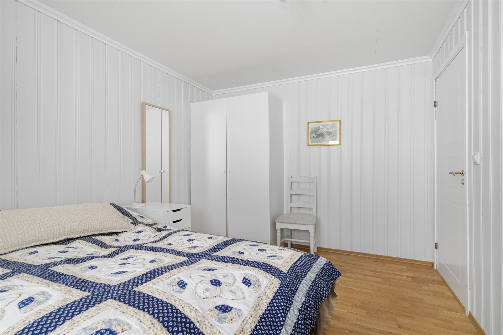 Begge soverommene har garderobeskap for klesoppbevaring. Galleribilde