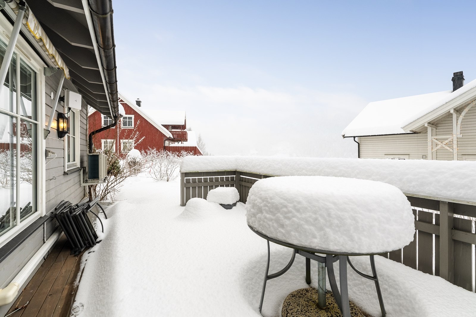 Fra stua er det utgang til en solrik terrasse på 14 m2, med god plass til diverse utemøbler. Galleribilde