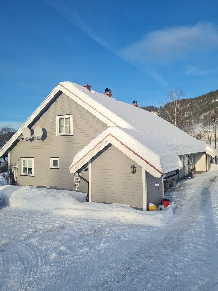 Eiendommen har en romslig gårdsplass med flere biloppstillingsplasser. - Privat bilde - Galleribilde