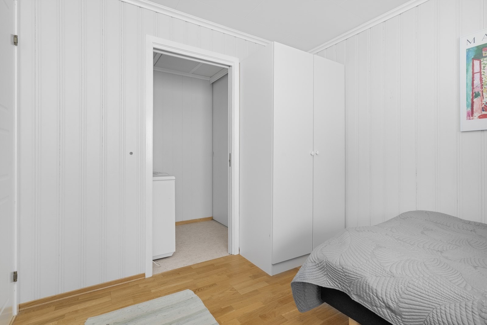 Inntil det ene soverommet er det også en praktisk bodplass med skyvedørsgarderobe. Galleribilde