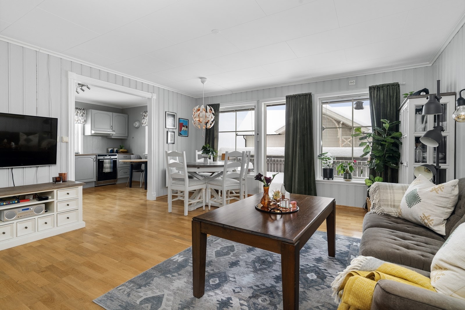 Boligen fremstår som godt vedlikeholdt innvendig, med parkettgulv og lysmalte veggoverflater hele veien. Lys og koselig stue med delvis åpen løsning inn mot kjøkkenet. Galleribilde