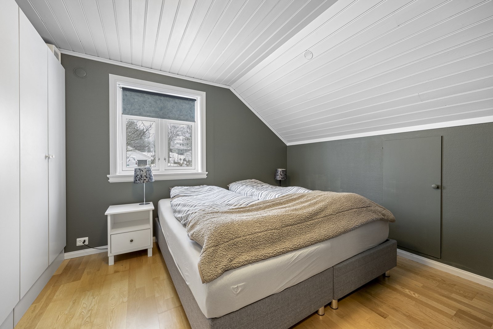 Soverom 1 er romslig med plass til dobbeltseng og garderobe Galleribilde