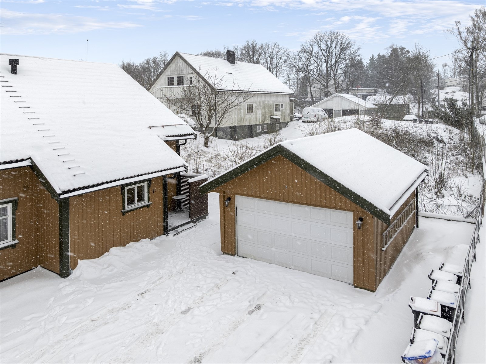 Dobbel garasje tilhørende boligen. Her er det montert el billader. Galleribilde
