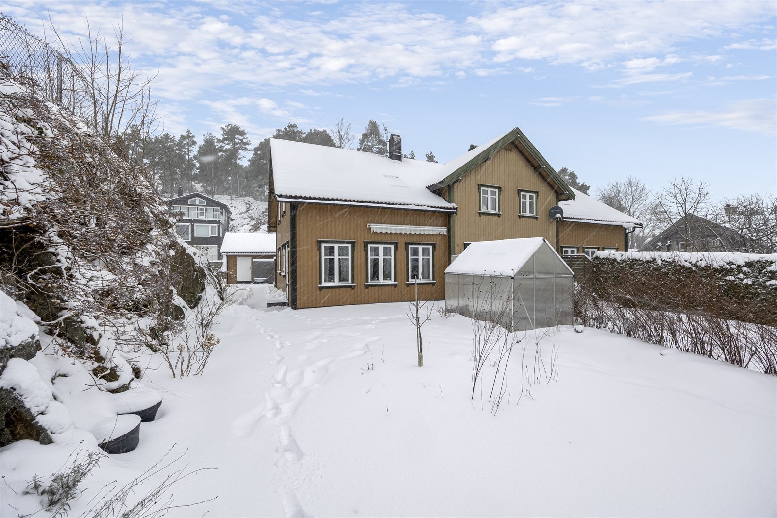 Romslig hage. Drivhus medfølger. Galleribilde