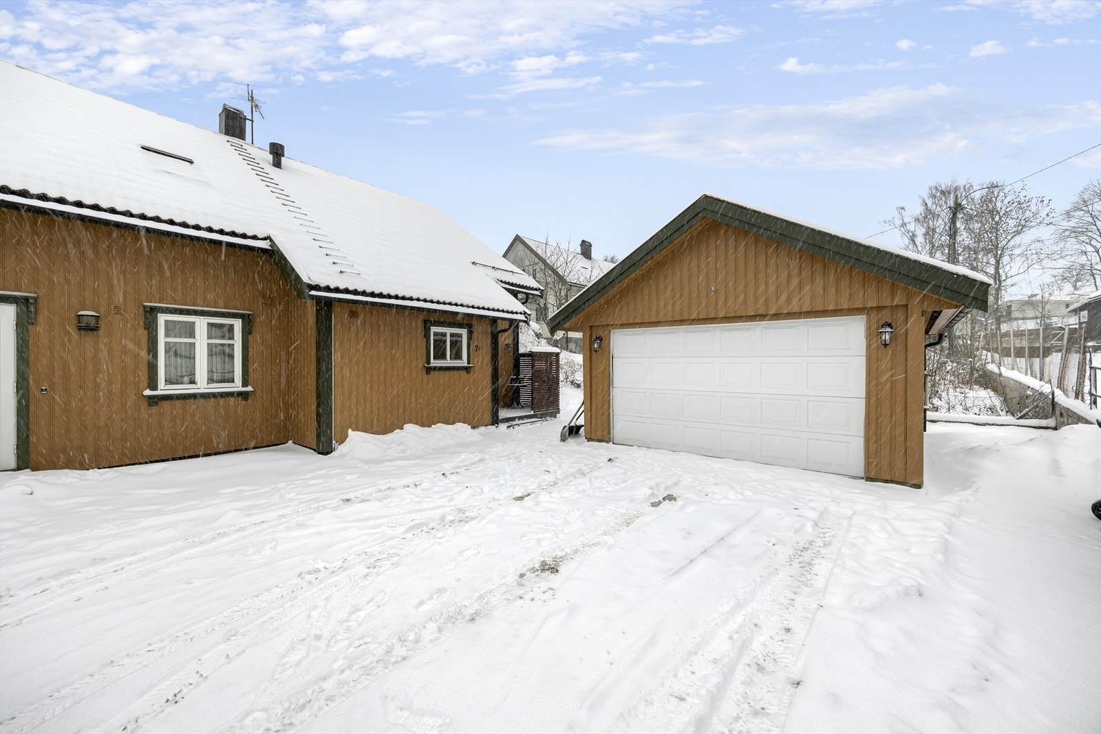 Dobbel garasje med automatisk portåpner og el billader. Galleribilde