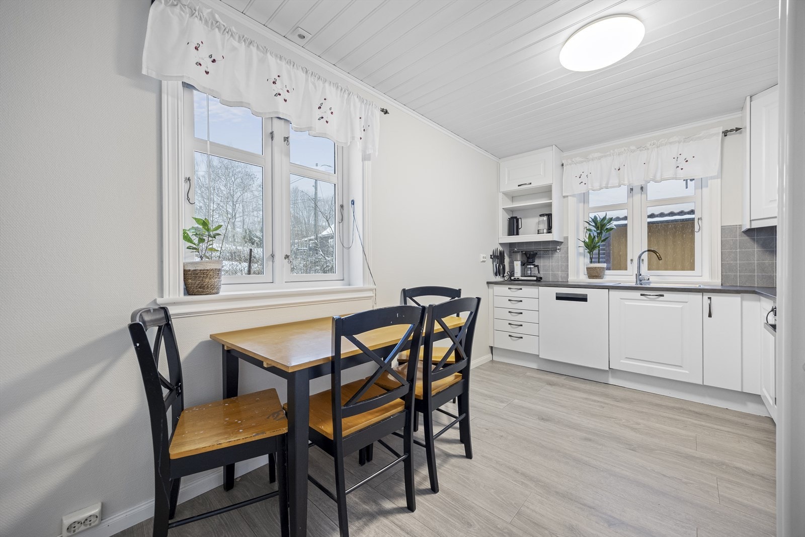 Spiseplassen er plassert ved vinduet, som gir utsikt og lys til måltidene. Galleribilde