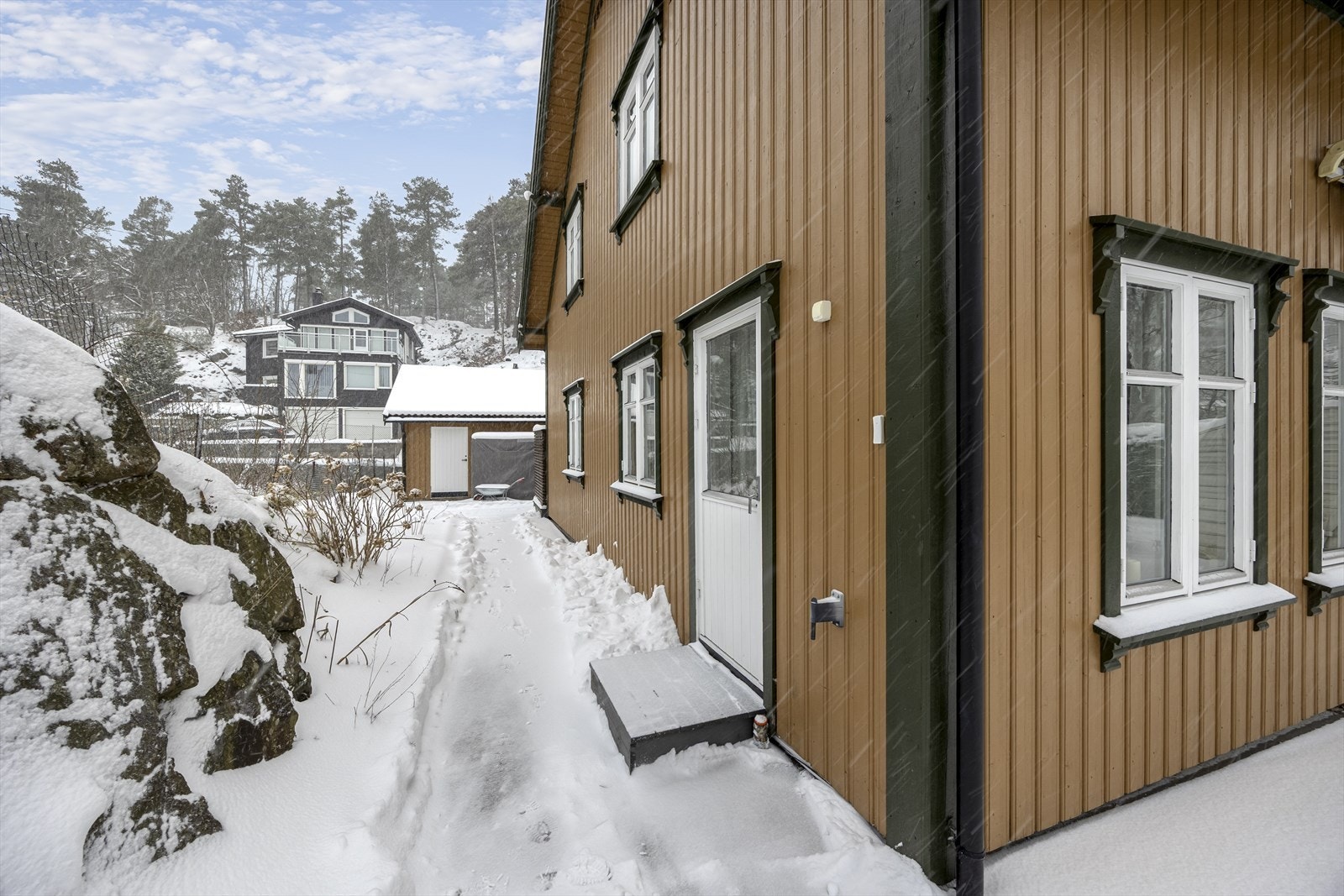 Stående bordkledning og isolert bindingsverk gir solid konstruksjon. Hovedytterdøren er vestvendt, som gir enkel tilgang fra uteområdet. Galleribilde