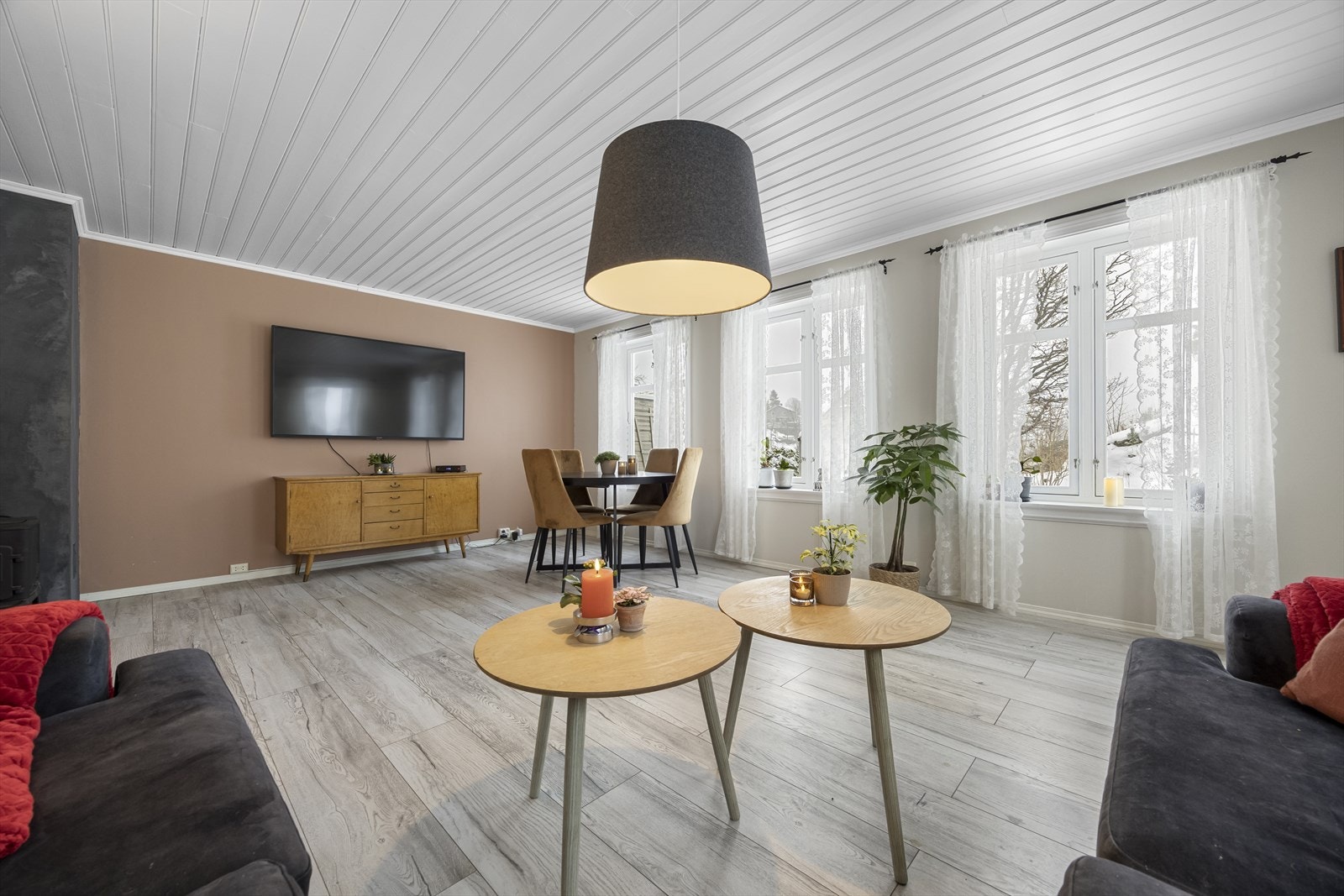 Store vindusflater gir et lyst inntrykk. Galleribilde