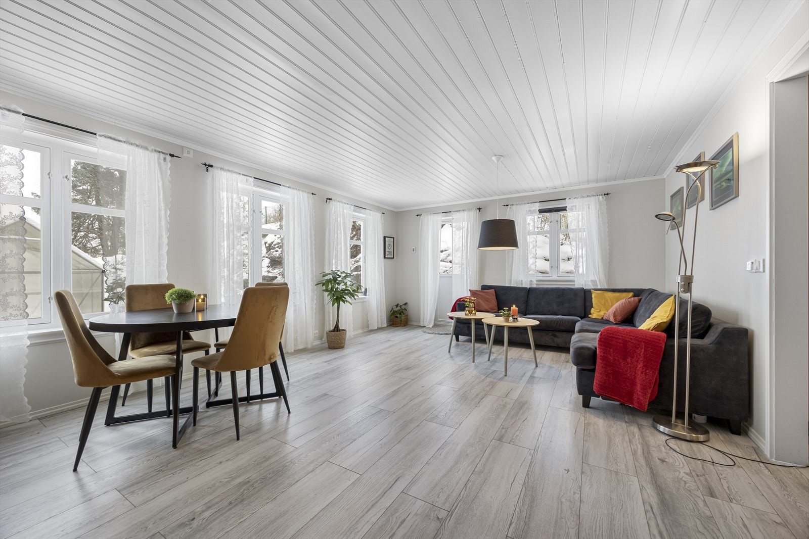 Åpen planløsning mellom stue og spiseplass gir god romfølelse og fleksibilitet. Galleribilde