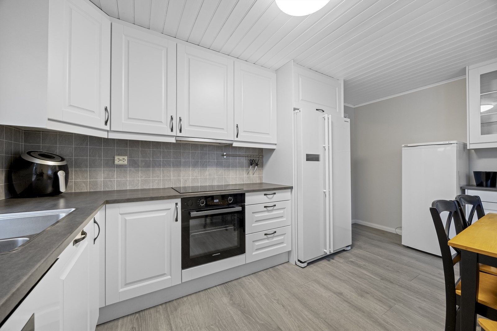 Kjøkkenet er utstyrt med integrert ovn og kjøkkenventilator med avtrekk ut. Galleribilde