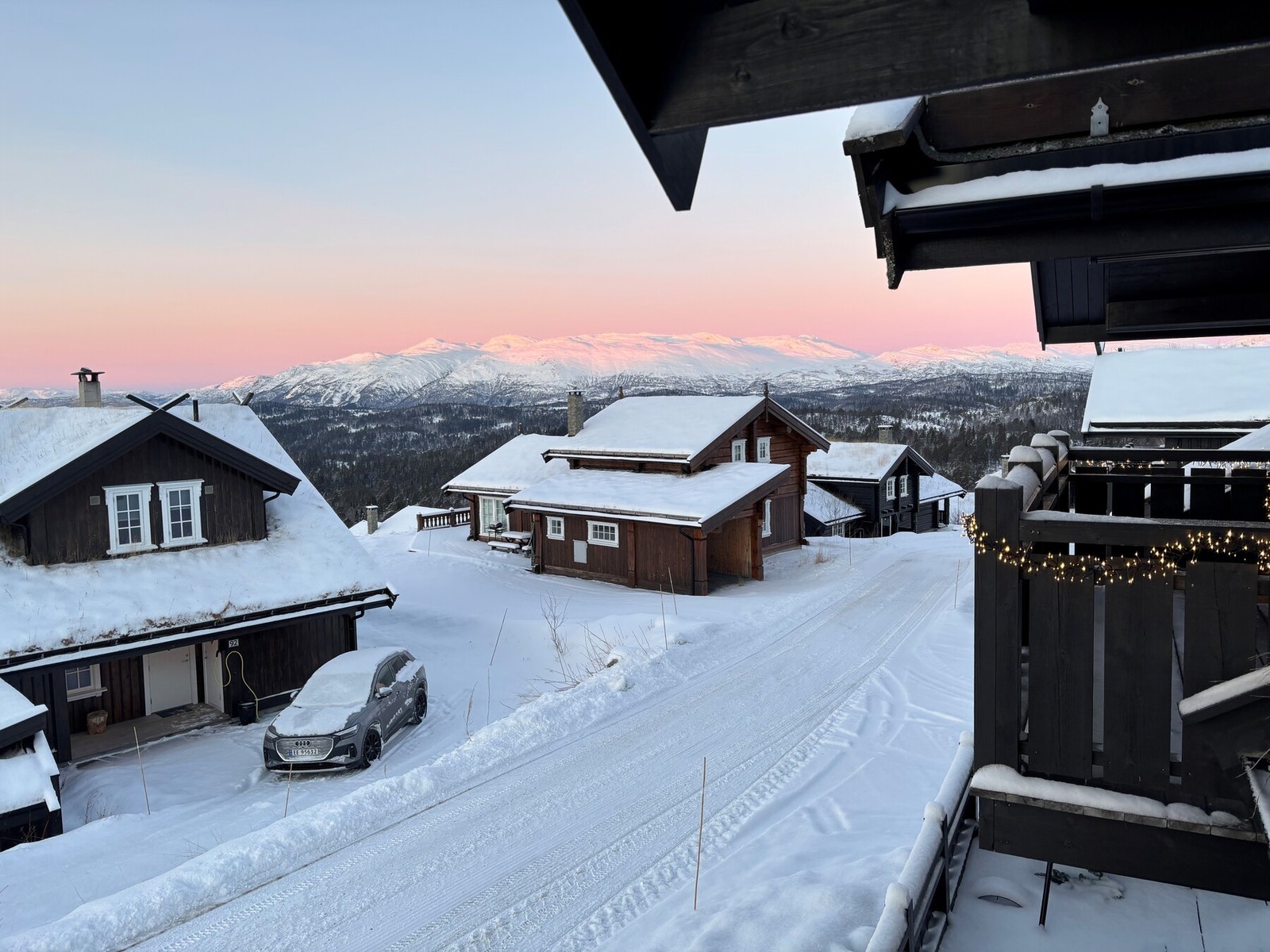 Utsikt fra balkongen mot Raulandsfjell (Selgers bilde) Galleribilde