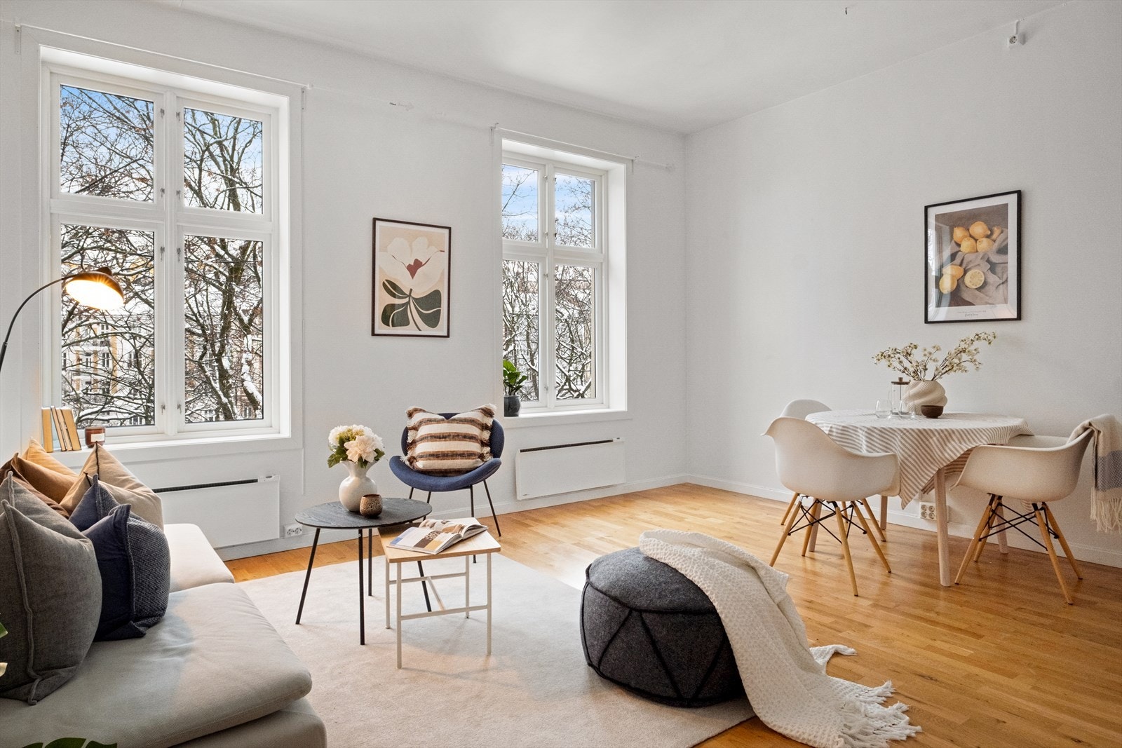 Lys og hyggelig stue med generøs takhøyde. Galleribilde