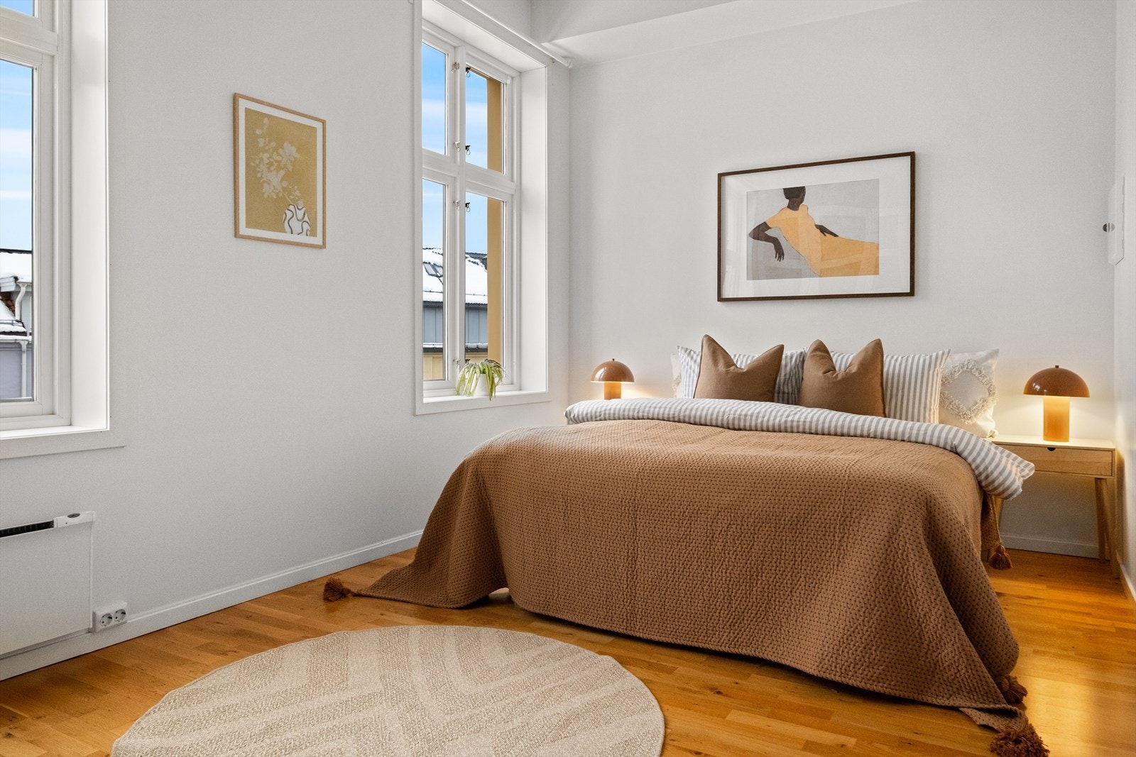 Romslig soverom med plass til dobbeltseng med tilhørende nattbord. Galleribilde