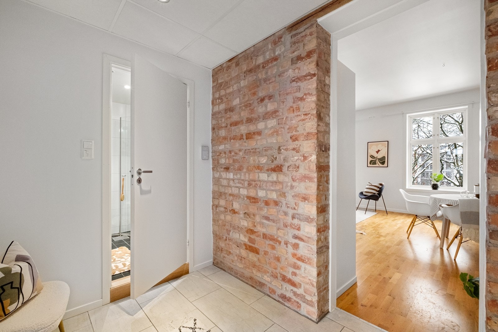 En lys og innbydende entré med god plass til sko og yttertøy. Galleribilde