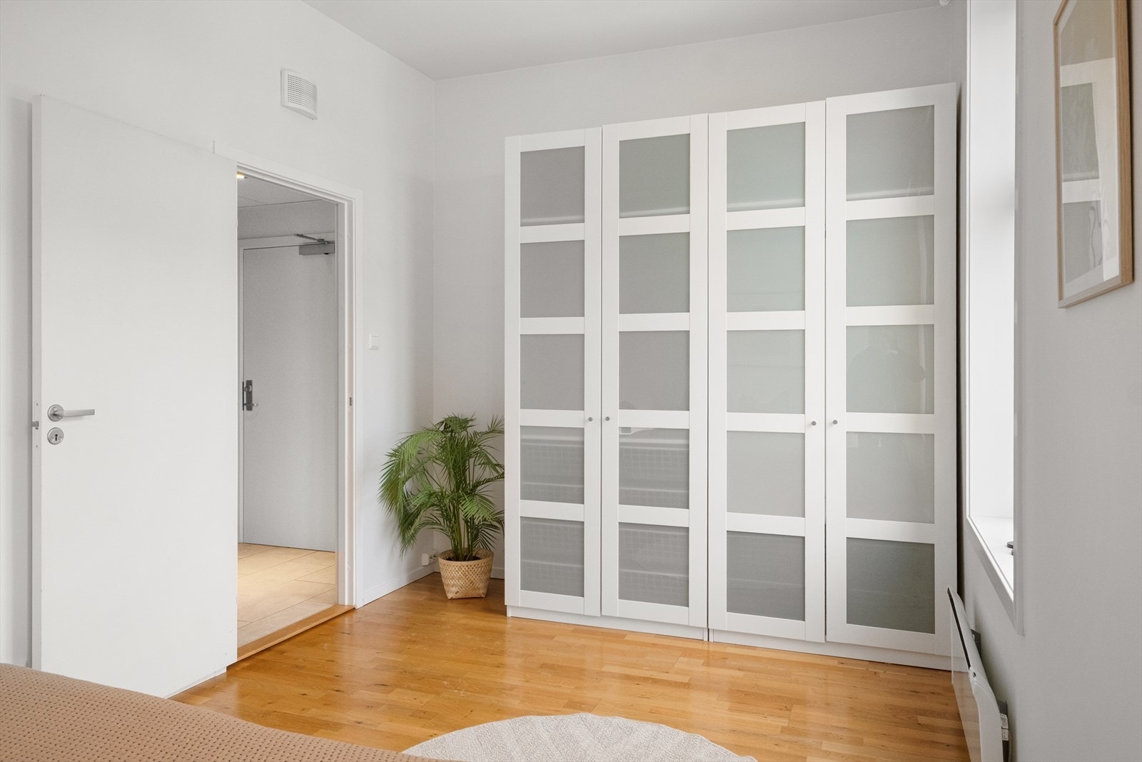 Godt med oppbevaringsplass i garderobeløsning. Galleribilde