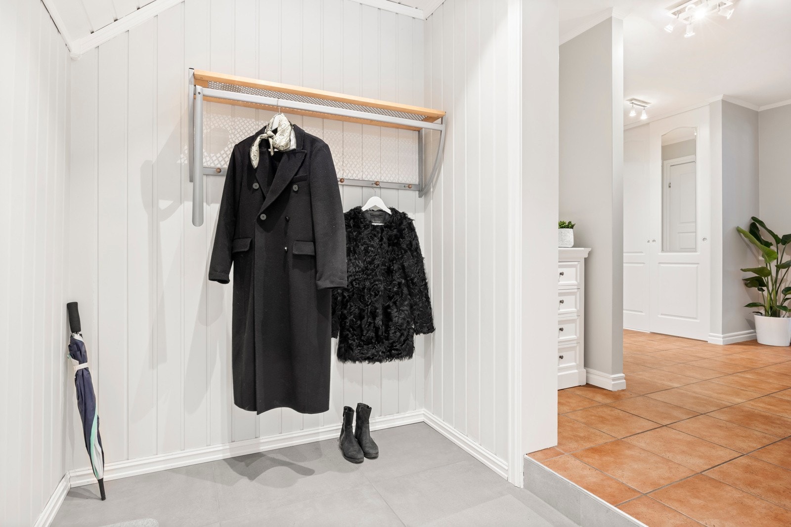 Entré med god plass til oppbevaring av sko og yttertøy. Galleribilde