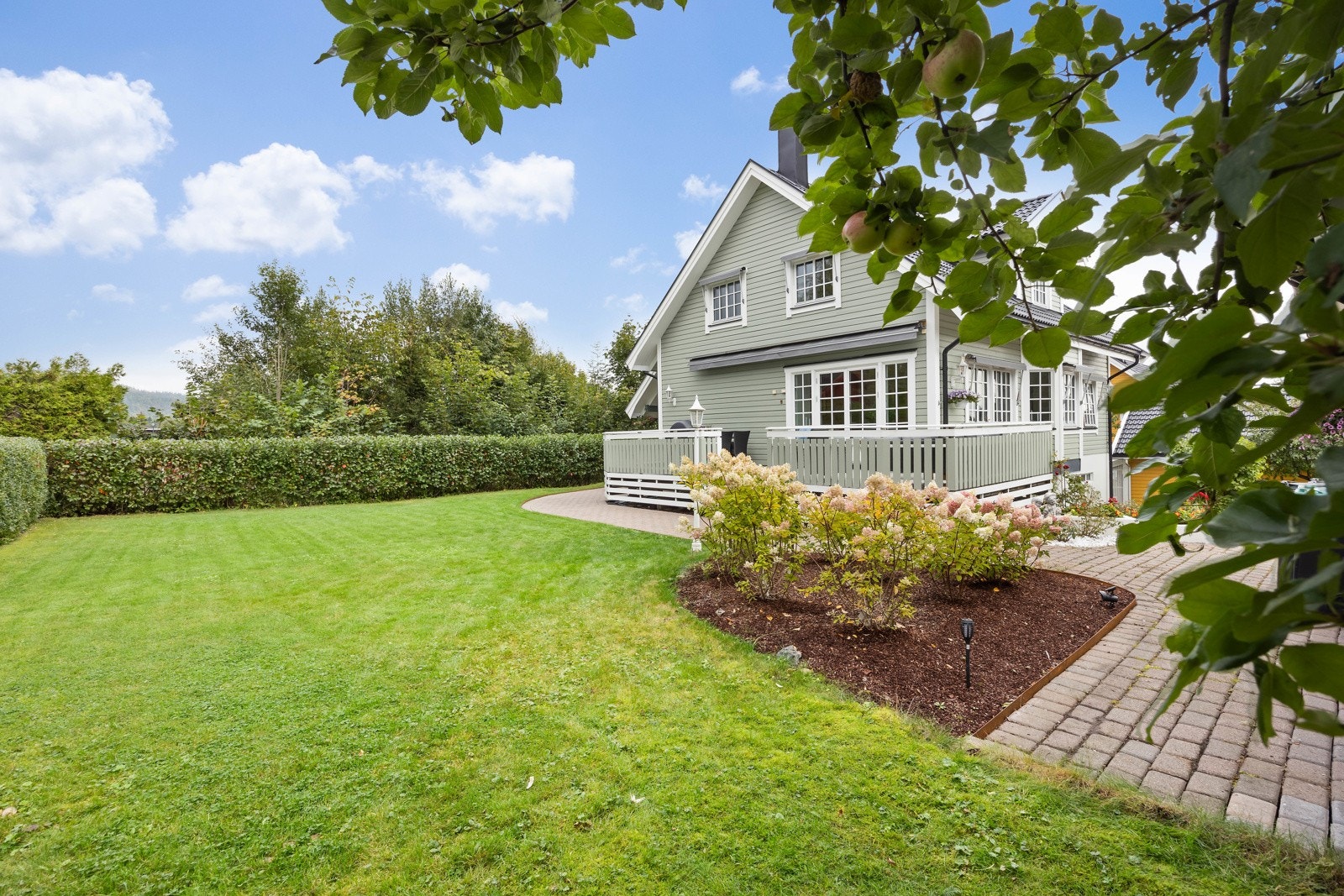 Eiendommen er frodig og pent opparbeidet med diverse planter og frukttrær. Galleribilde