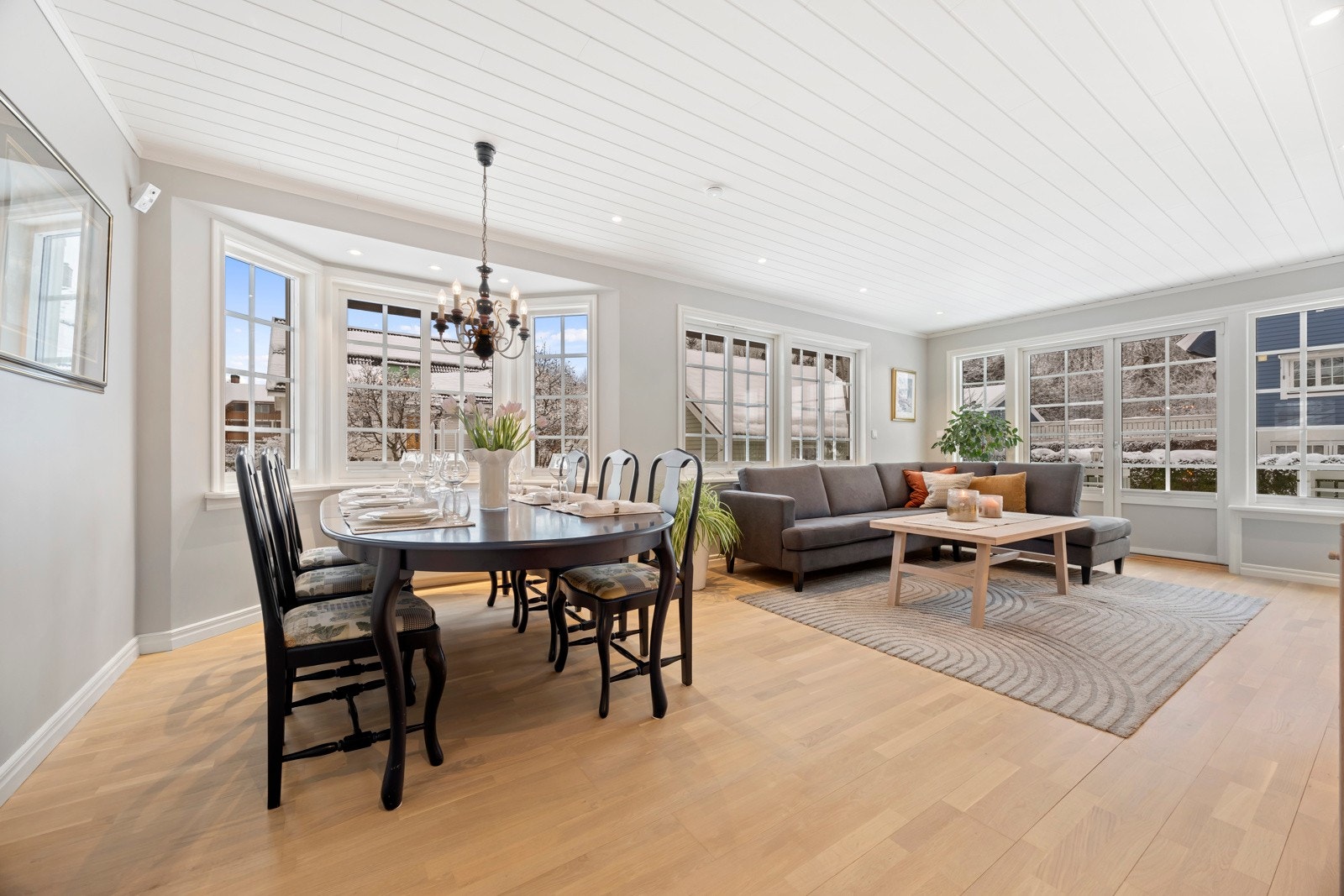 Lys og hyggelig spisestue med karnapp. Galleribilde