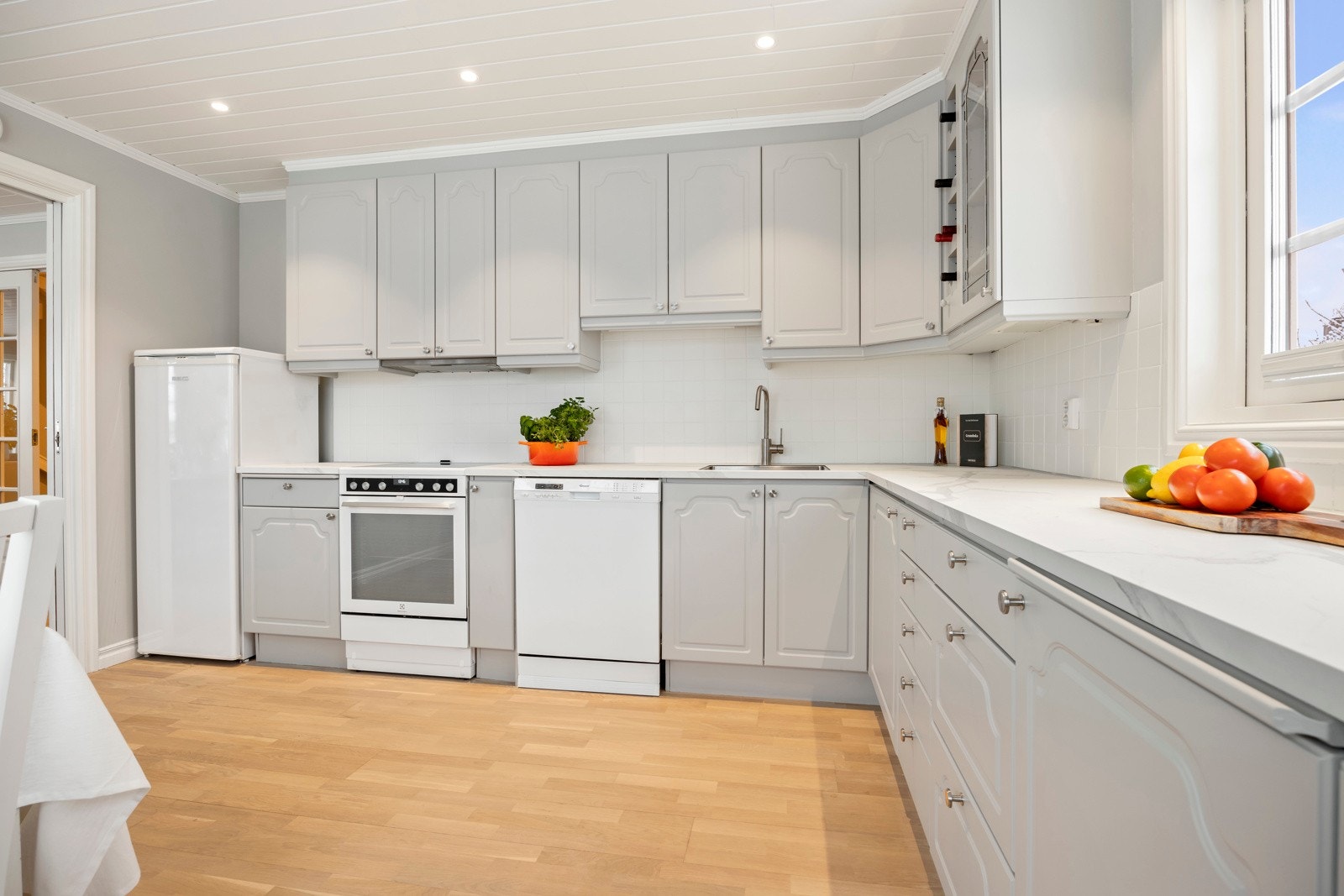 Kjøkkenet er effektivt innredet med god skap- og benkeplass. Galleribilde