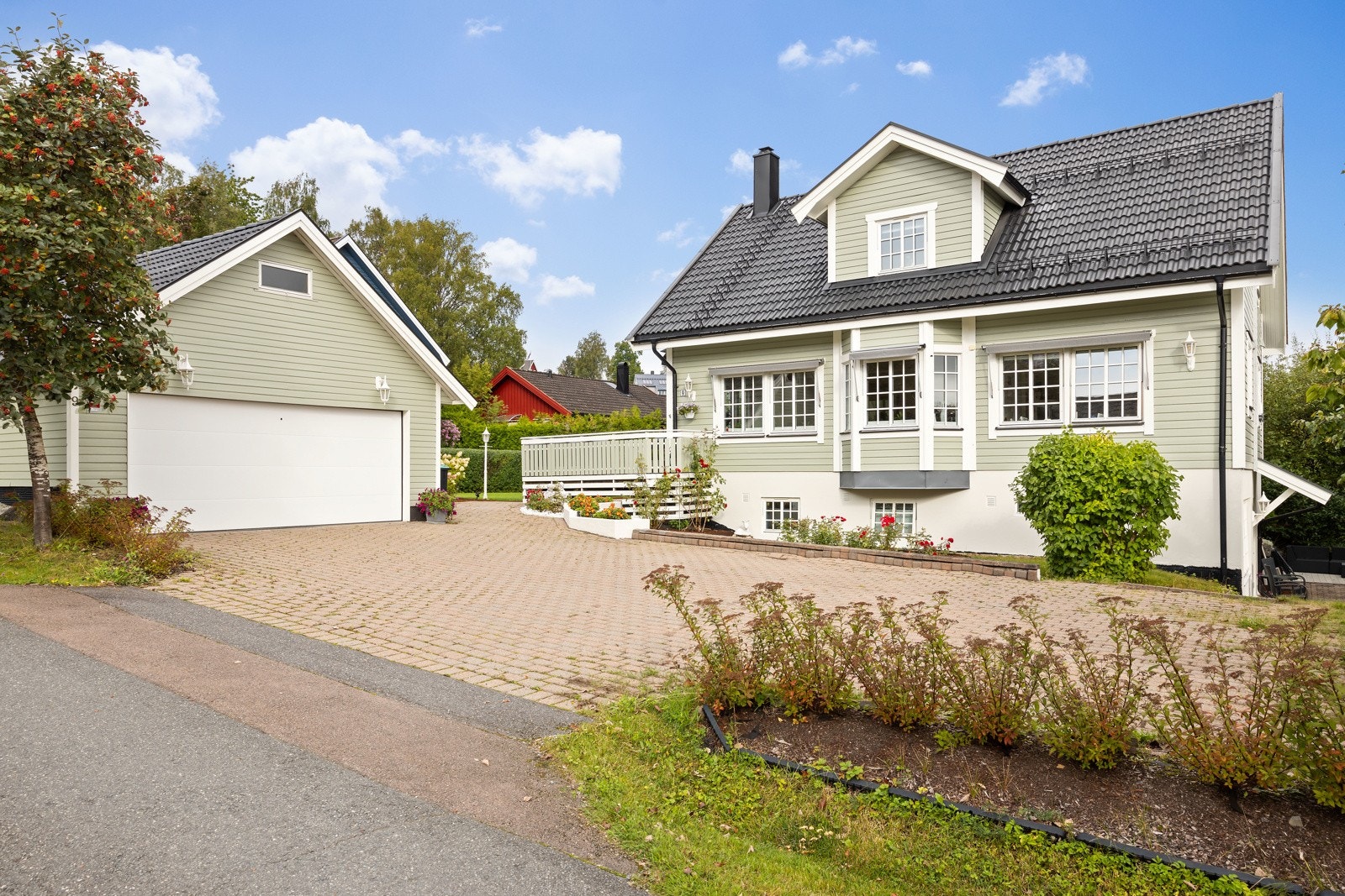 Boligen ligger i et rolig og avskjermet boligområde, samtidig som avstanden til skoler, barnehage og Asker sentrum er kort. Sentrumsnært, men likevel så landlig og barnevennlig. Galleribilde