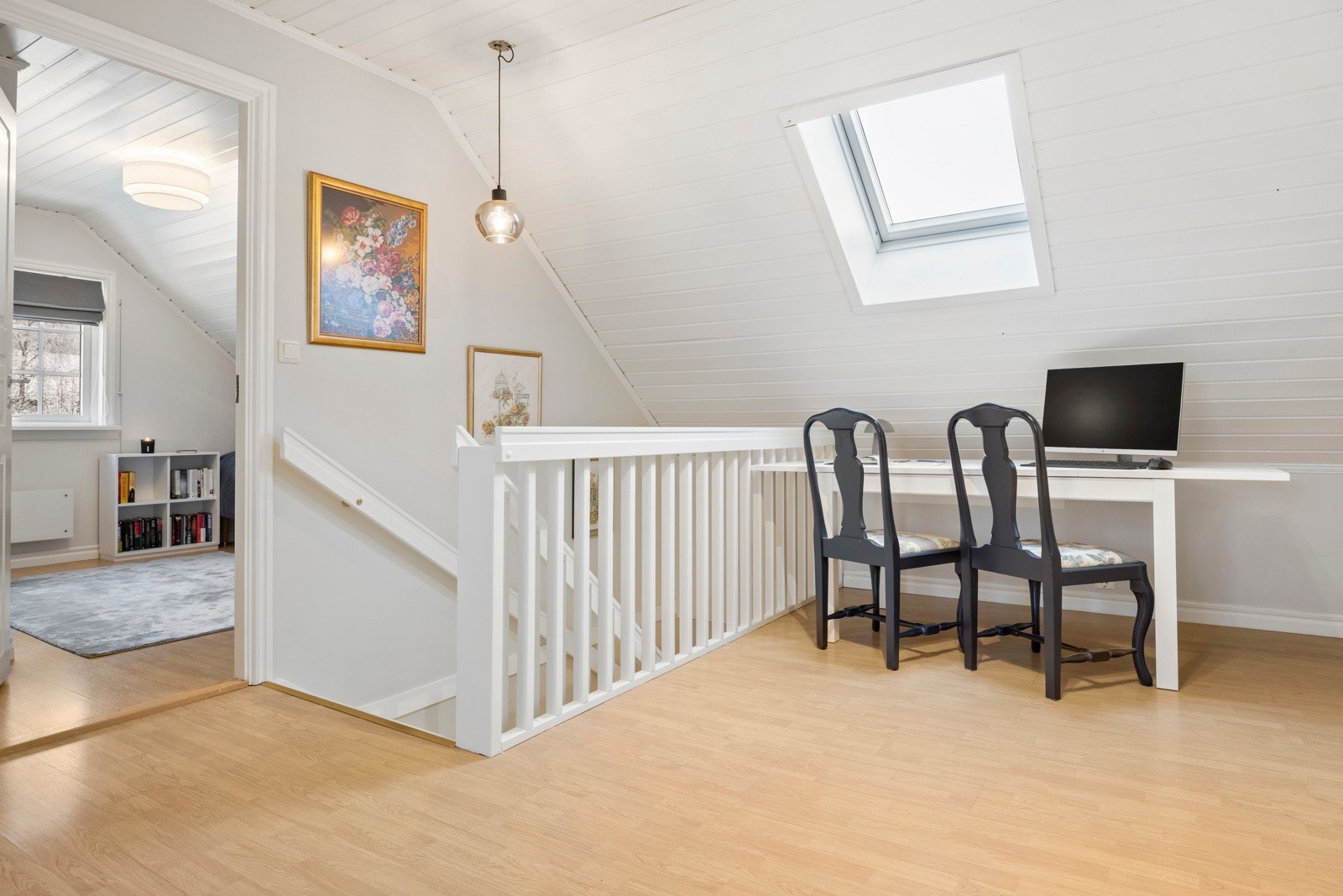 Loftstuen er lys og luftig med plass til både kontorpult og annen møblering. Det er tilgang til bod fra loftstuen. Galleribilde