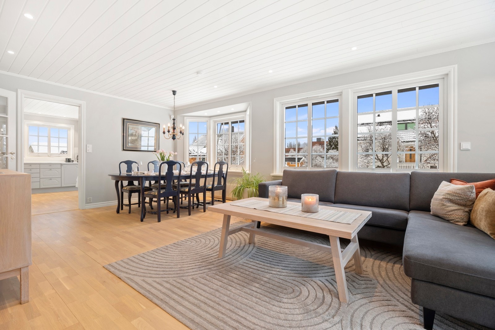 Stuen er lys og åpen med store vindusflater som gir godt med naturlig lys. Galleribilde