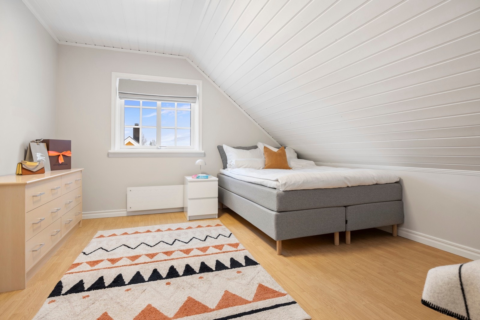 Soverom 4 med frittstående garderobeskap for oppbevaring. Galleribilde