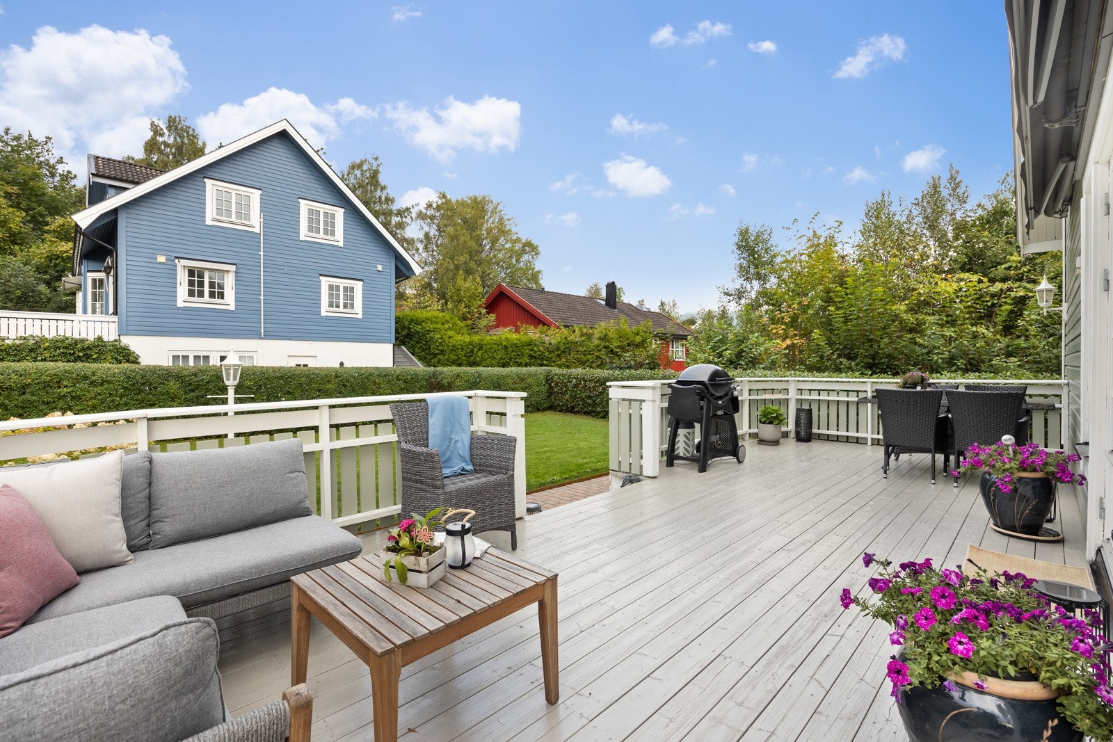 Terrassen er i trekonstruksjon med impregnerte og beisede terrassebord, og rekkverk i malt trevirke. Galleribilde