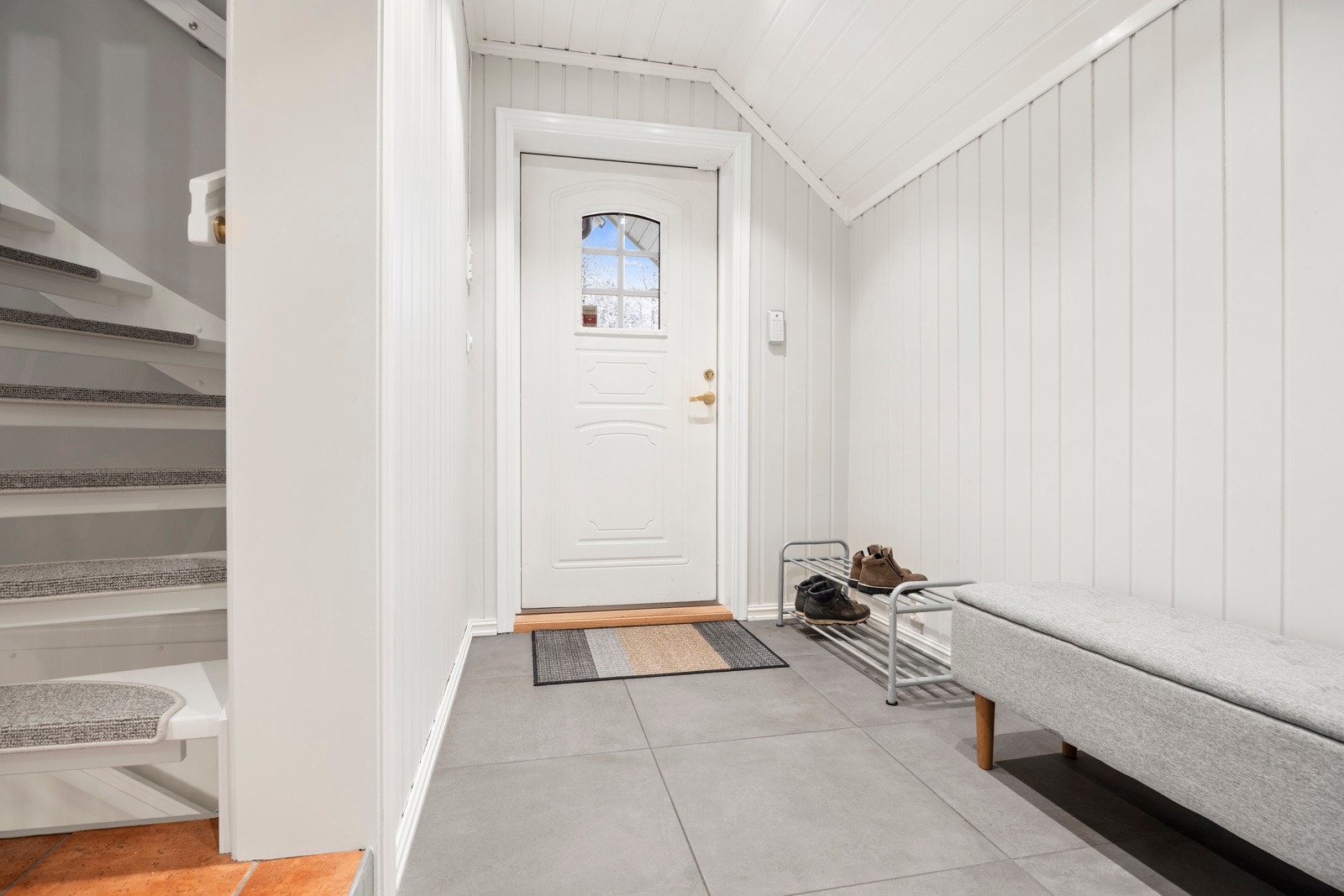 Entréen har flislagt gulv med varmekabler. Galleribilde