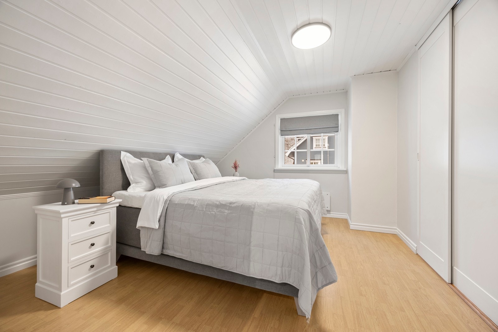 Soverom 2 med skyvedørsgarderobe for oppbevaring. Galleribilde