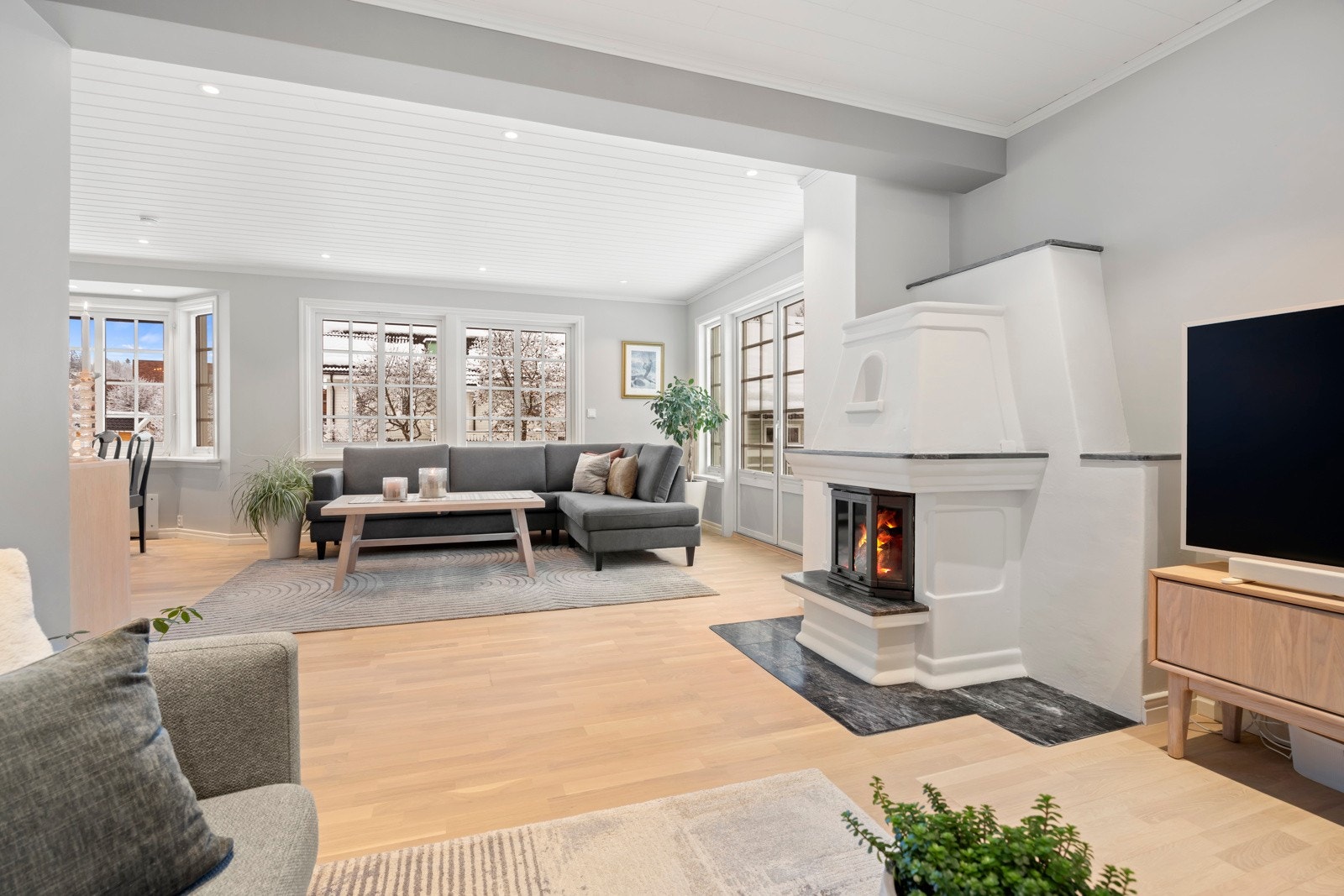 Hyggelig og avskjermet sofakrok med fin plass til tv. Galleribilde