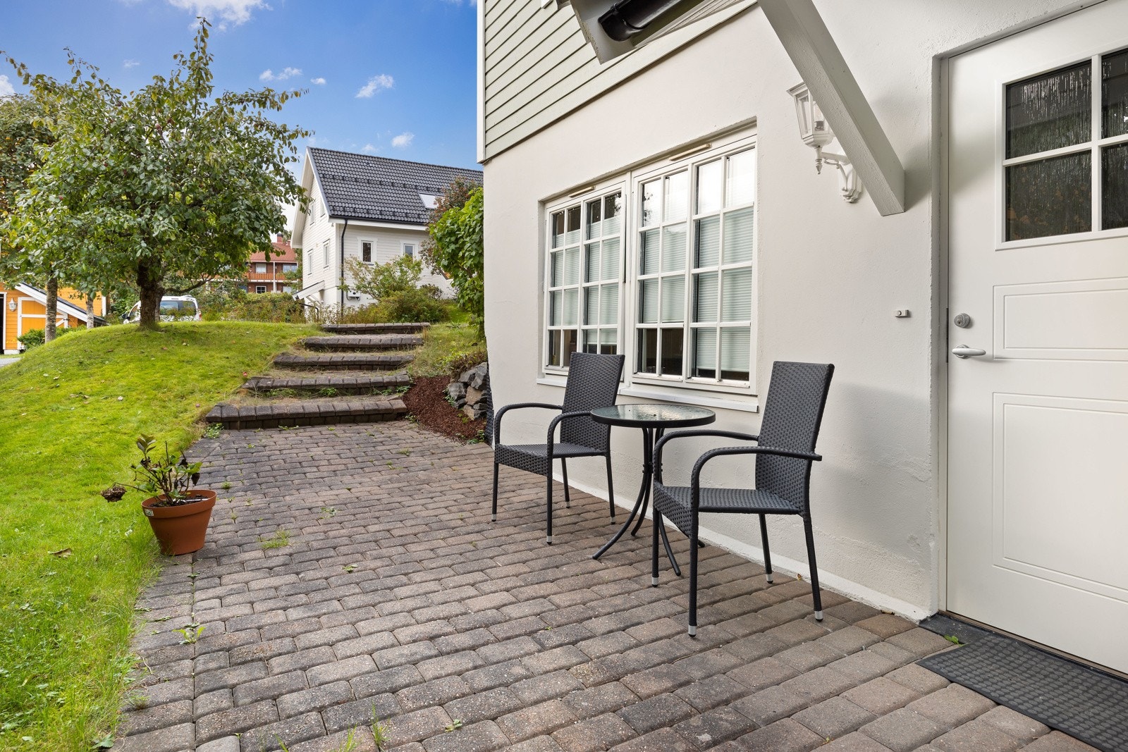 Hybelen har separat inngang og steinbelagt uteplass. Galleribilde