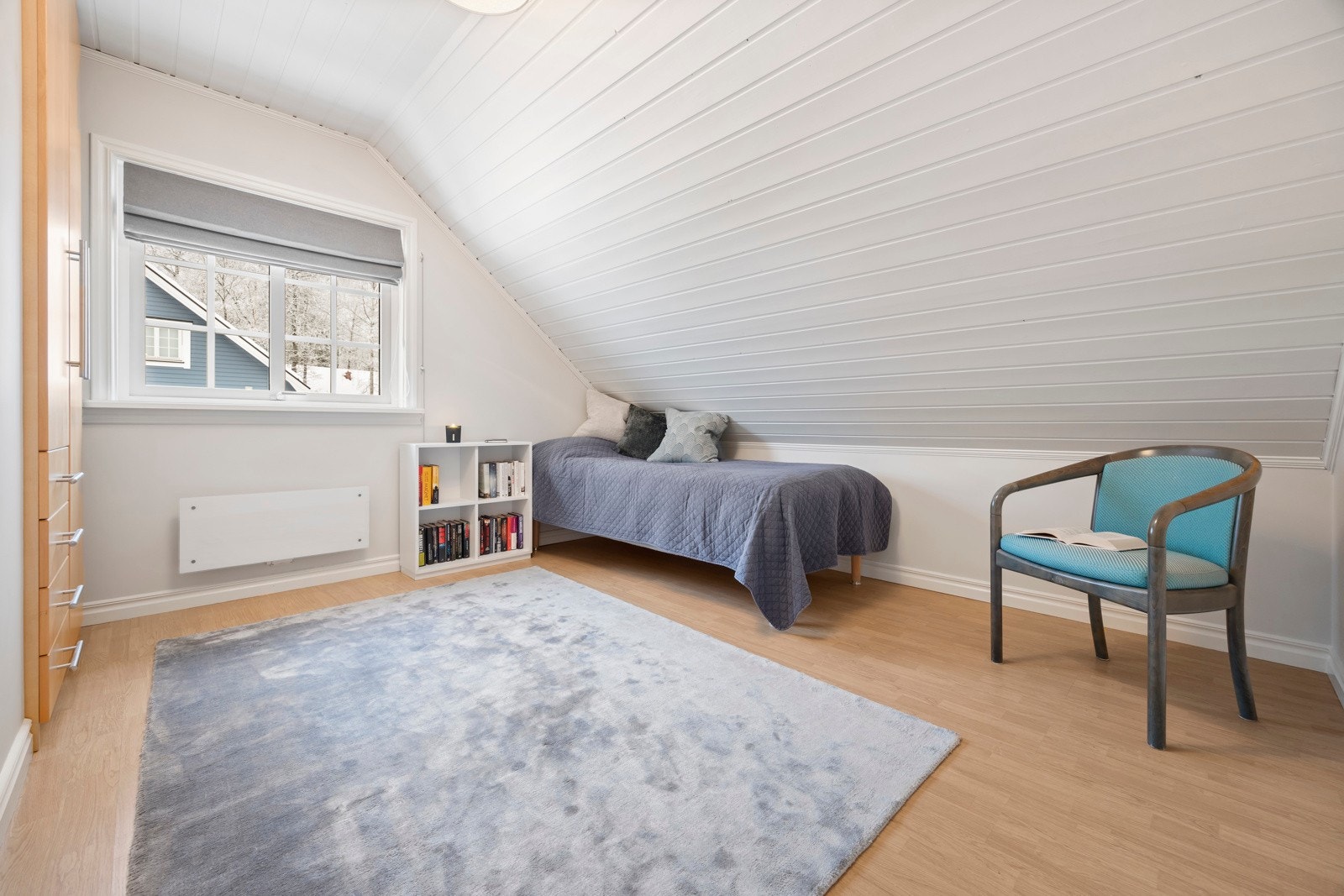 Soverom 3 med frittstående garderobeskap for oppbevaring. Galleribilde