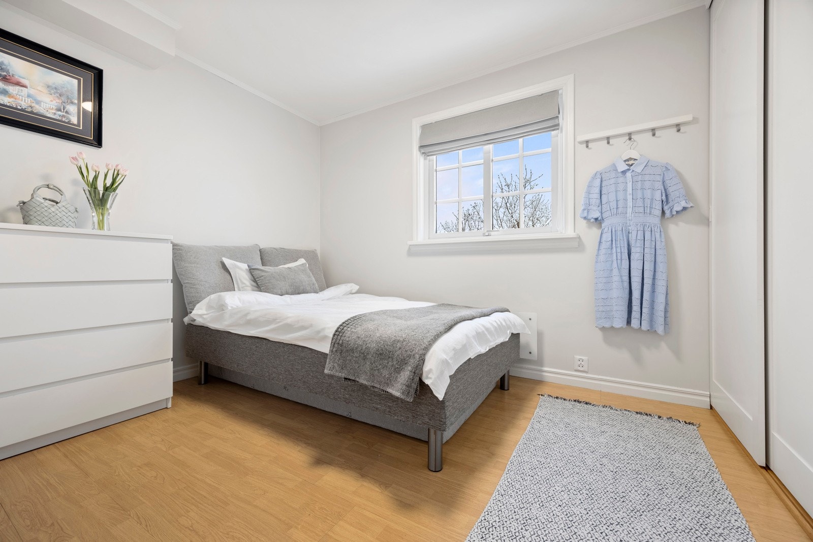 Soverom 1 med skyvedørsgarderobe i boligens 1. etasje. Galleribilde